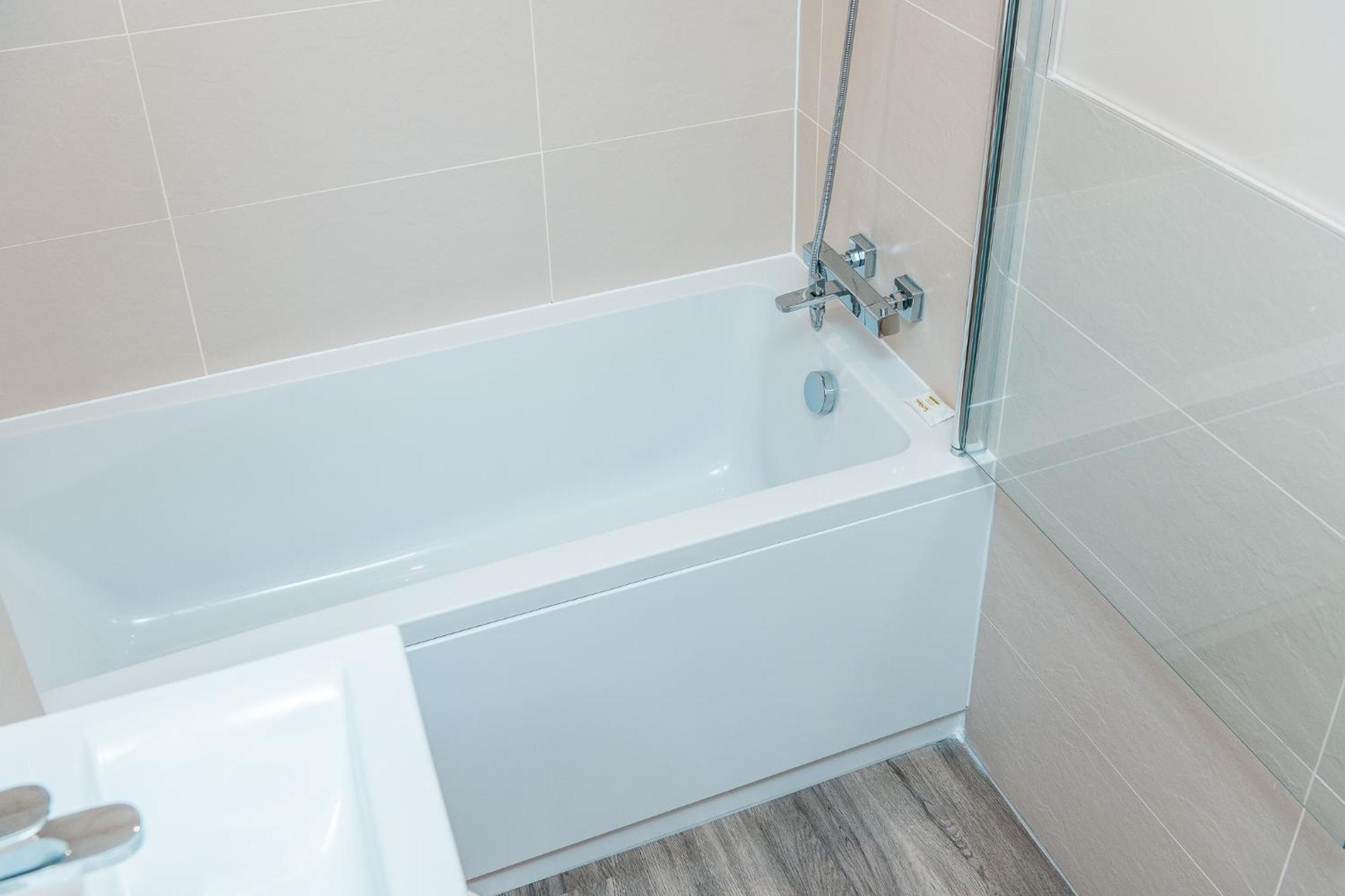 Entire 2 Bedroom And 2 Bathroom In -free Underground Parking Appartement *