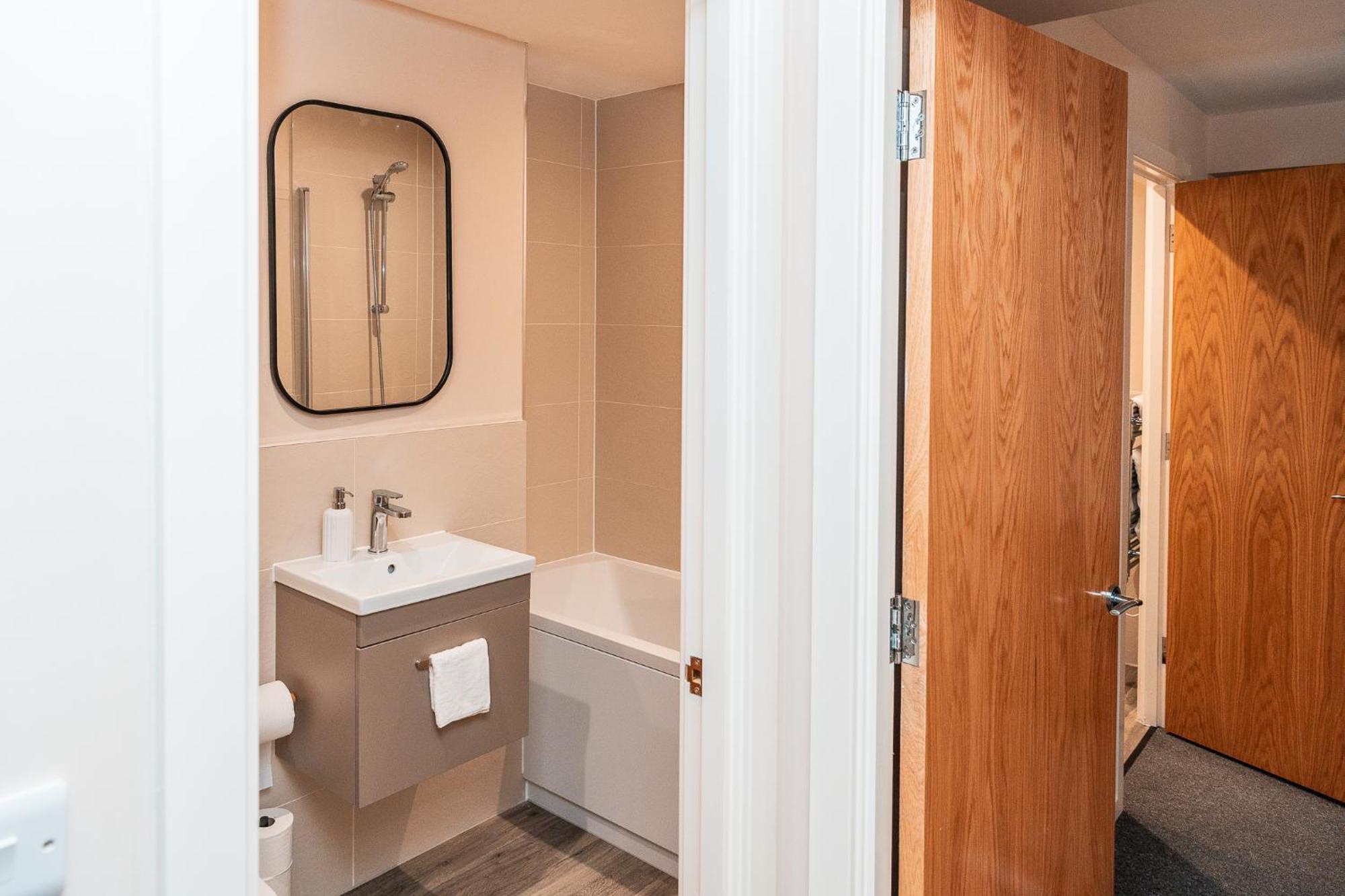 Appartement Entire 2 Bedroom And 2 Bathroom In -free Underground Parking