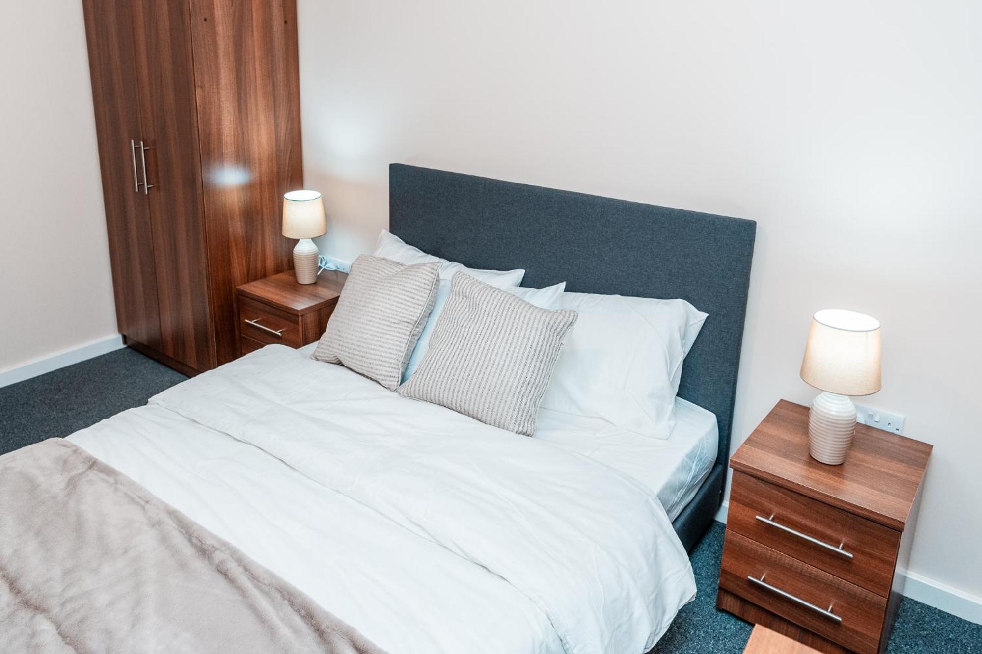 Entire 2 Bedroom And 2 Bathroom In -free Underground Parking Appartement Manchester