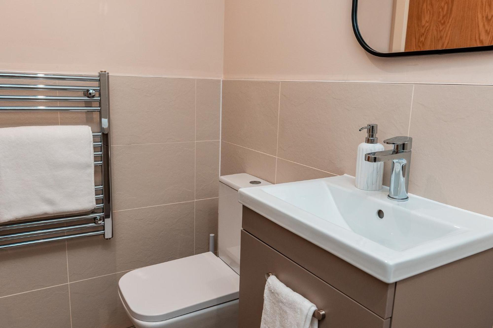 Entire 2 Bedroom And 2 Bathroom In -free Underground Parking Appartement