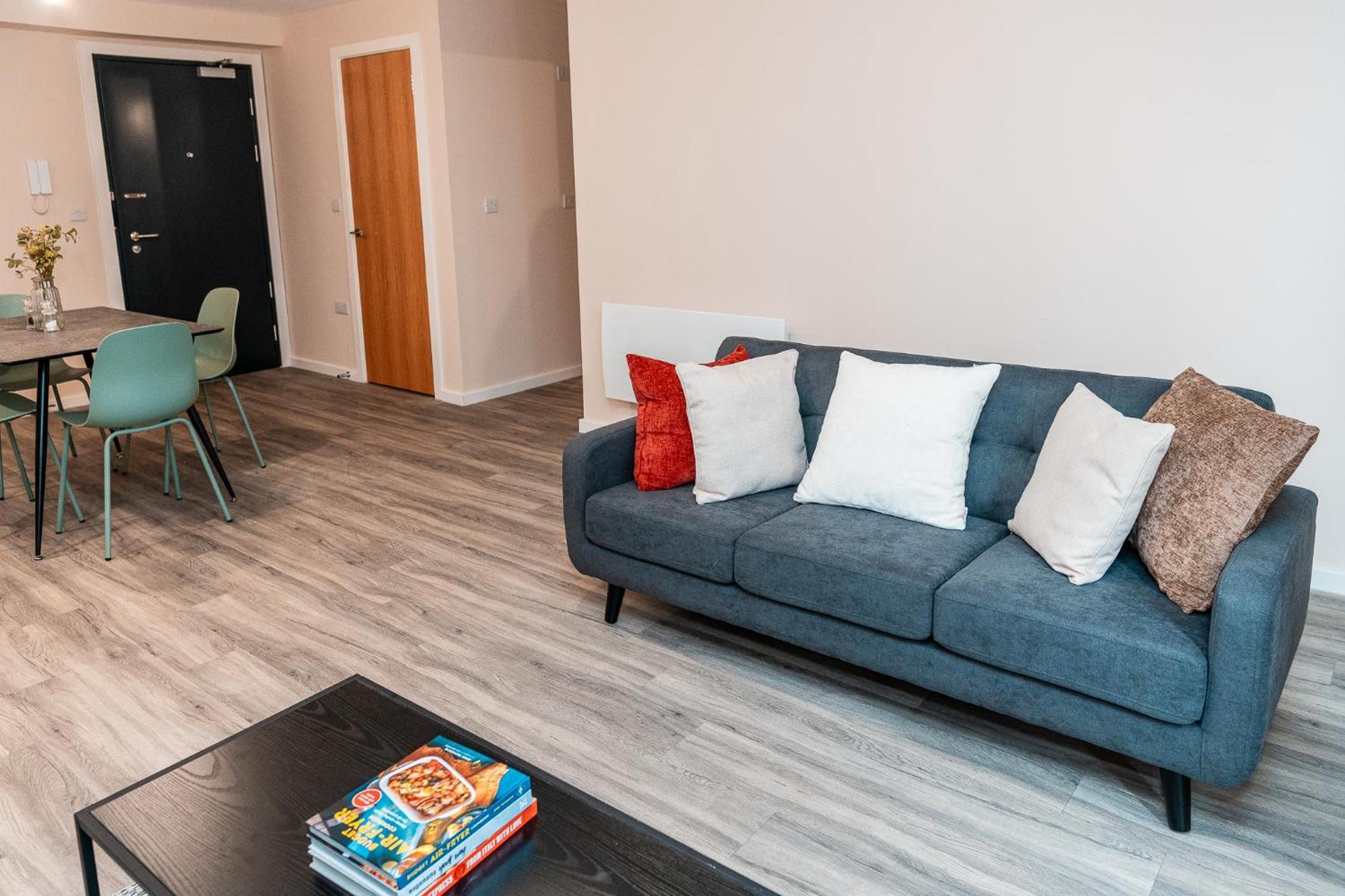 Appartement Entire 2 Bedroom And 2 Bathroom In -free Underground Parking *