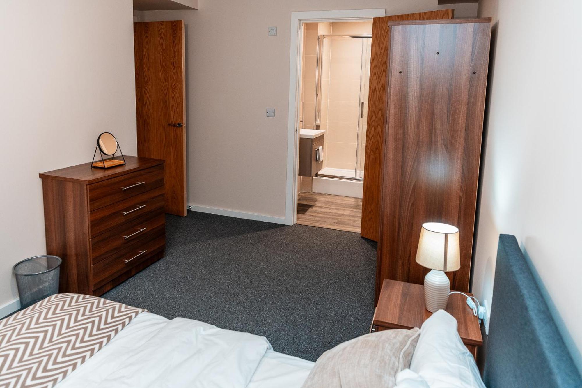 Entire 2 Bedroom And 2 Bathroom In -free Underground Parking Appartement *