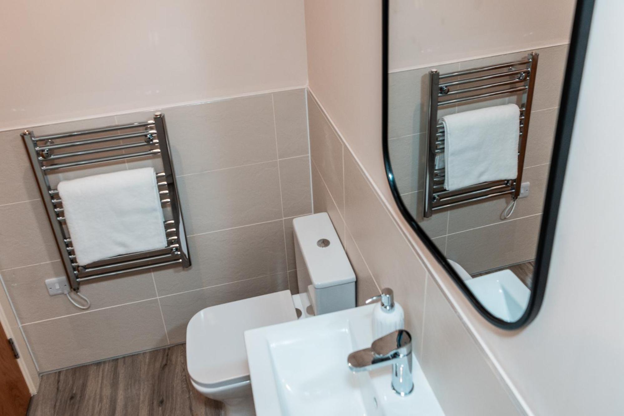 Appartement Entire 2 Bedroom And 2 Bathroom In -free Underground Parking *
