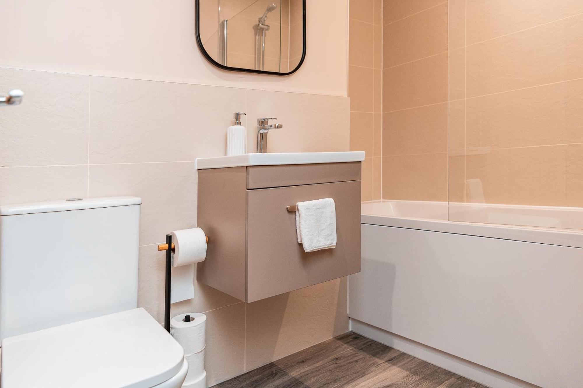 Entire 2 Bedroom And 2 Bathroom In -free Underground Parking Appartement *