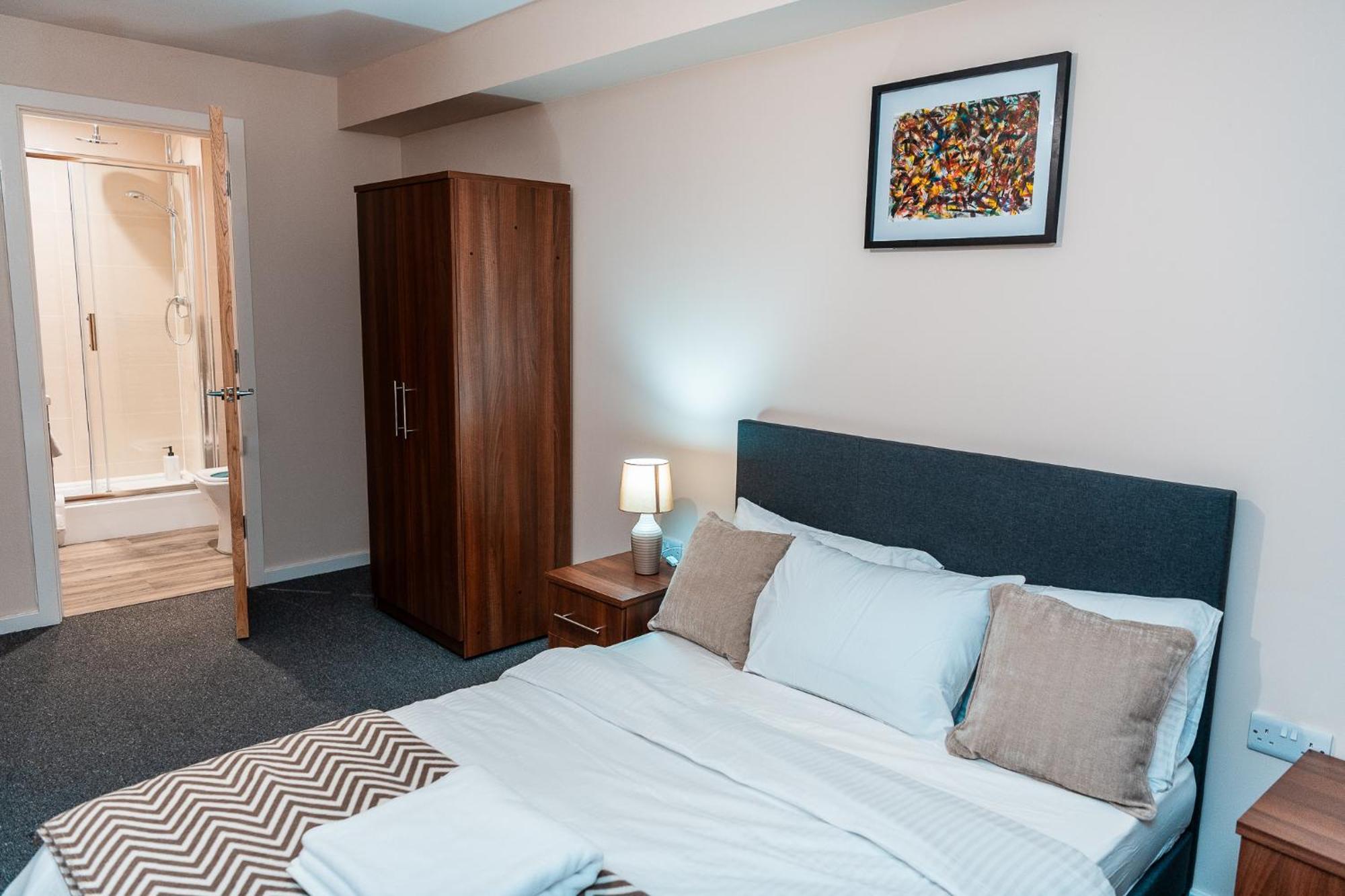 Entire 2 Bedroom And 2 Bathroom In -free Underground Parking Appartement *
