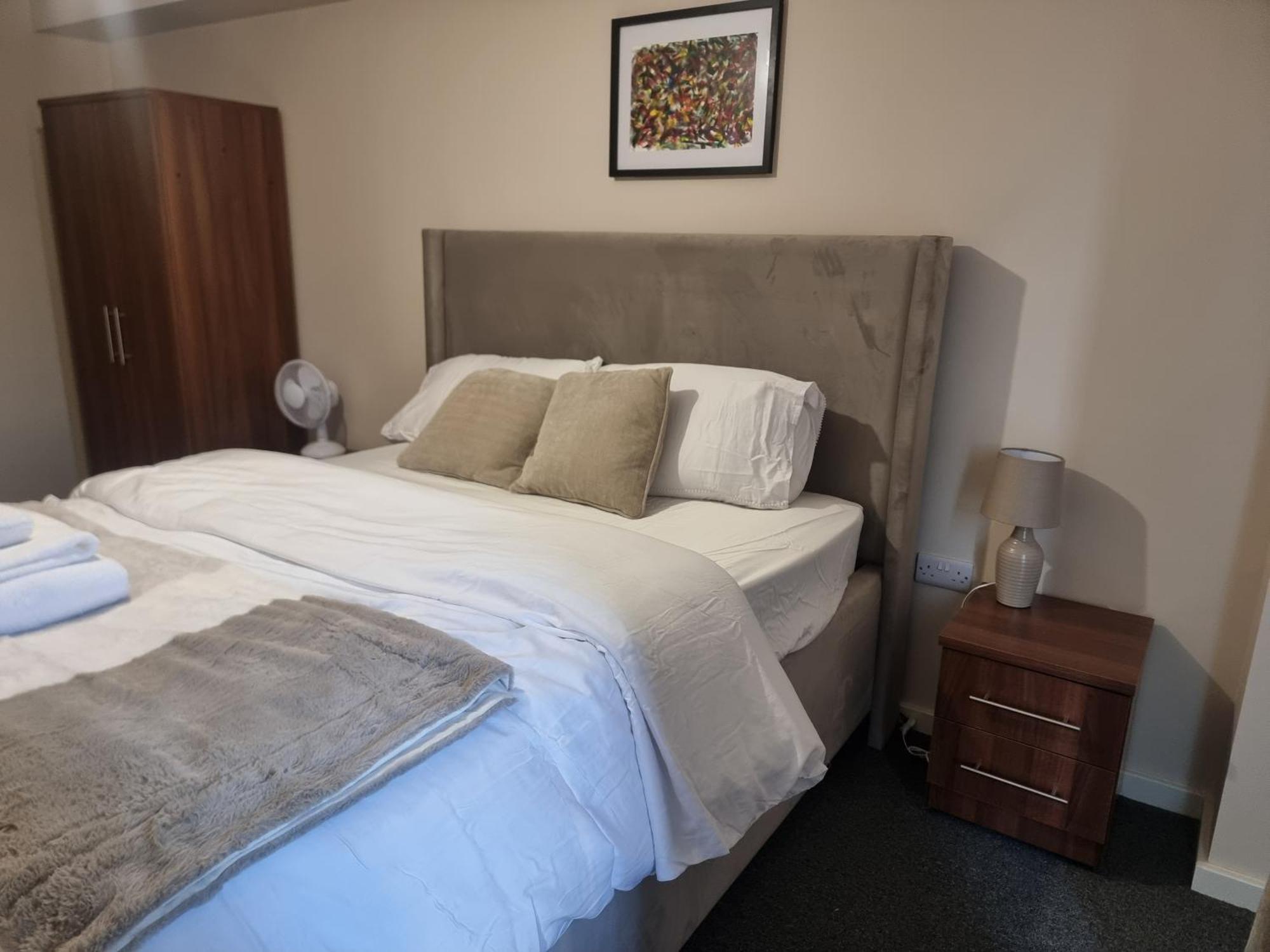 Entire 2 Bedroom And 2 Bathroom In -free Underground Parking Manchester